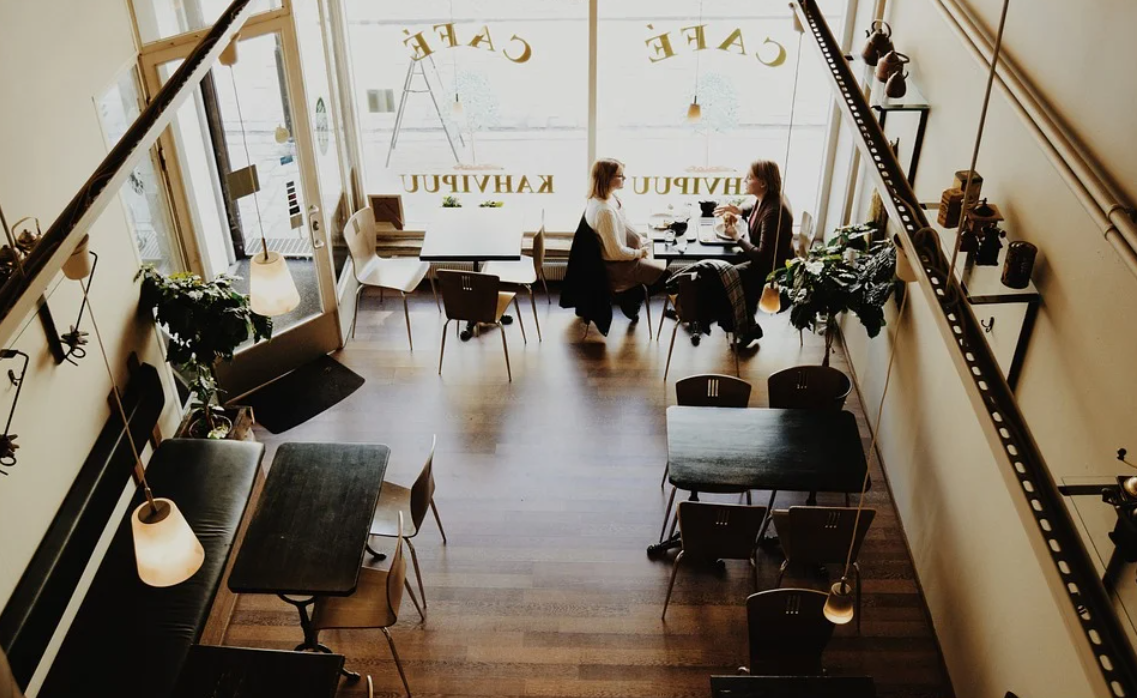 Kavárny a restaurace musí být dostatečně zařízeny